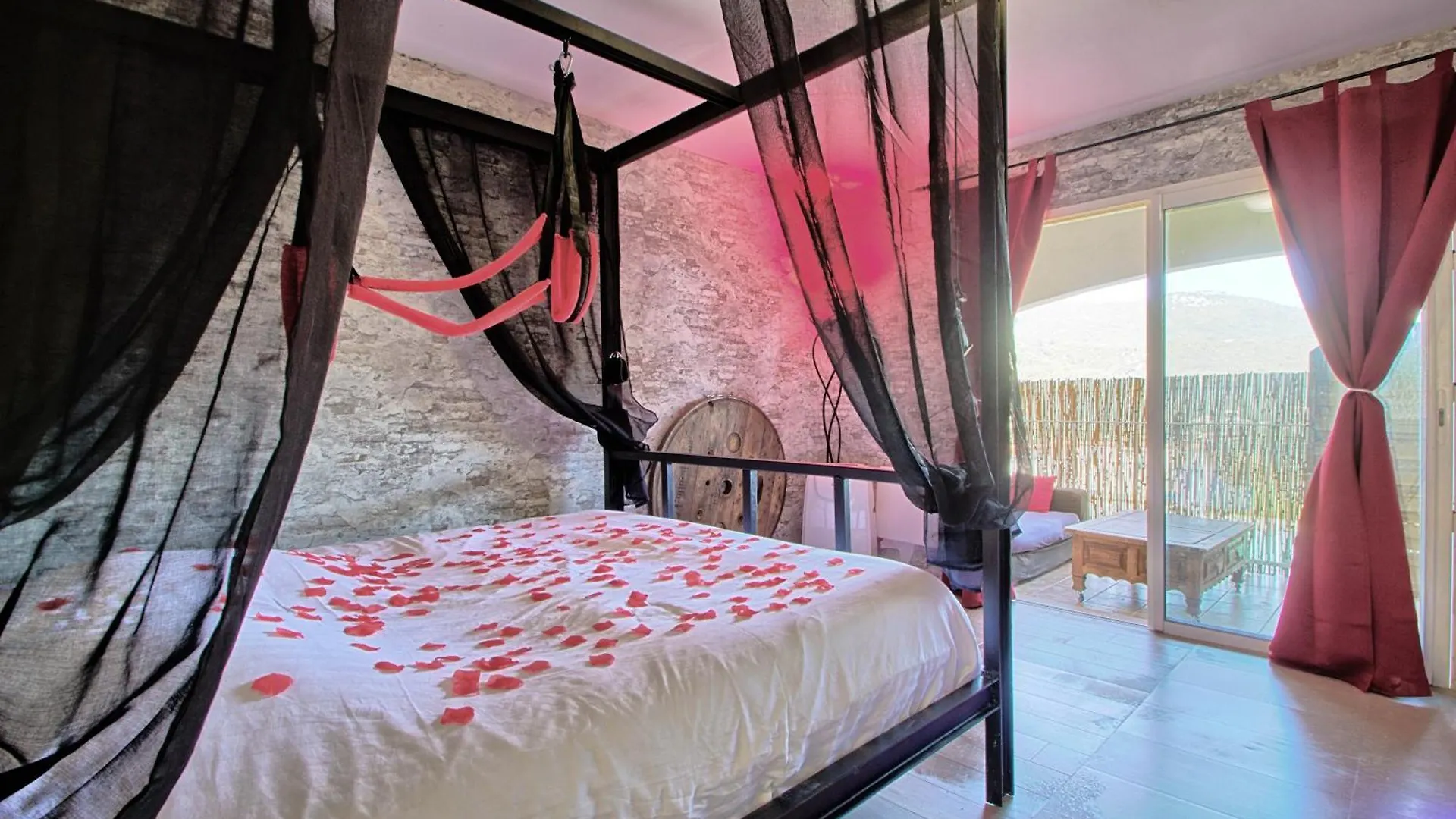 Guest house Love Room Avec Spa Et Piscine Vu Panoramique Le Mas Des Faraches Avec Sa Table D Hote Sollies-Toucas